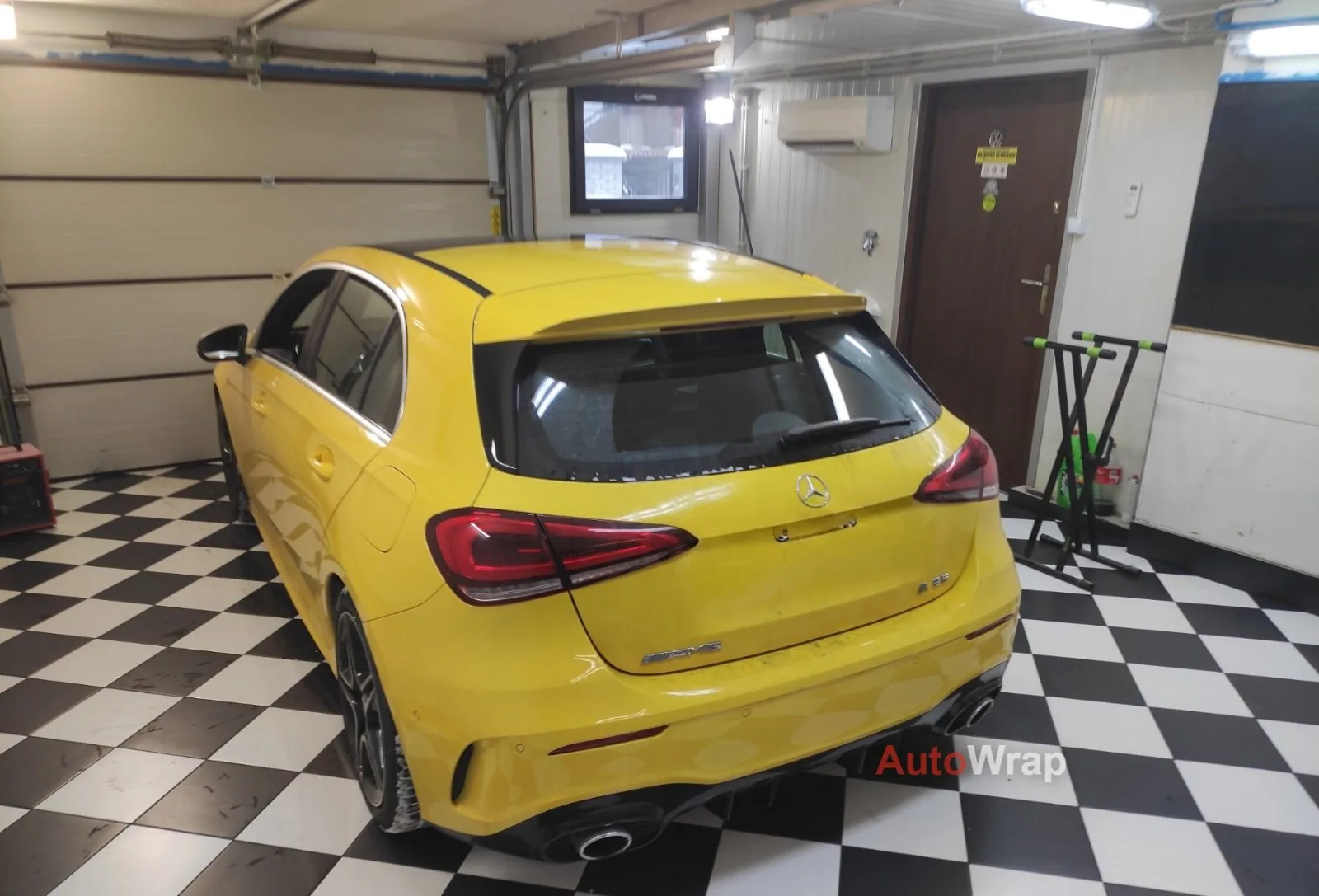Żółty Mercedes A 35 AMG z przyciemnionymi szybami