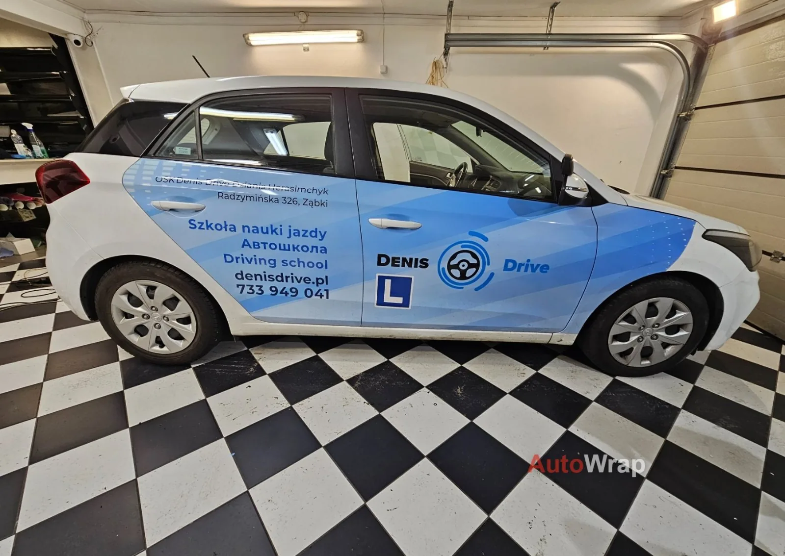 Hyundai i20 oklejony grafiką szkoły jazdy