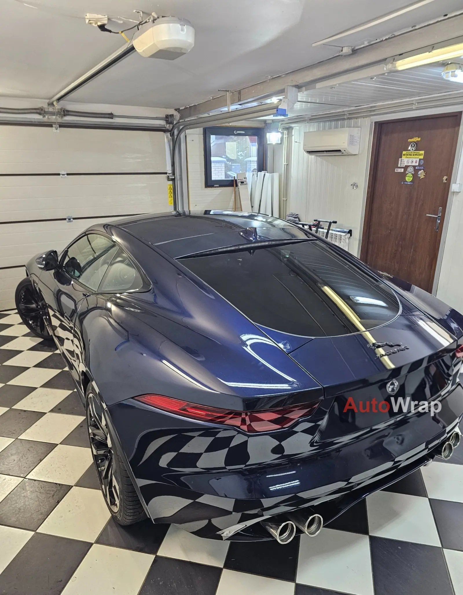 Jaguar F-Type z przyciemnionymi szybami
