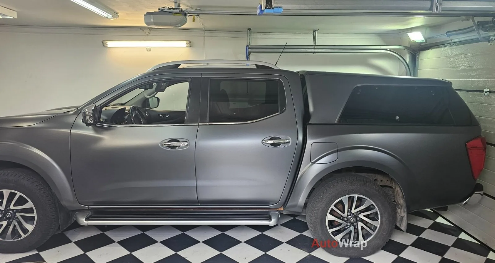 Nissan Navara z przyciemnionymi szybami