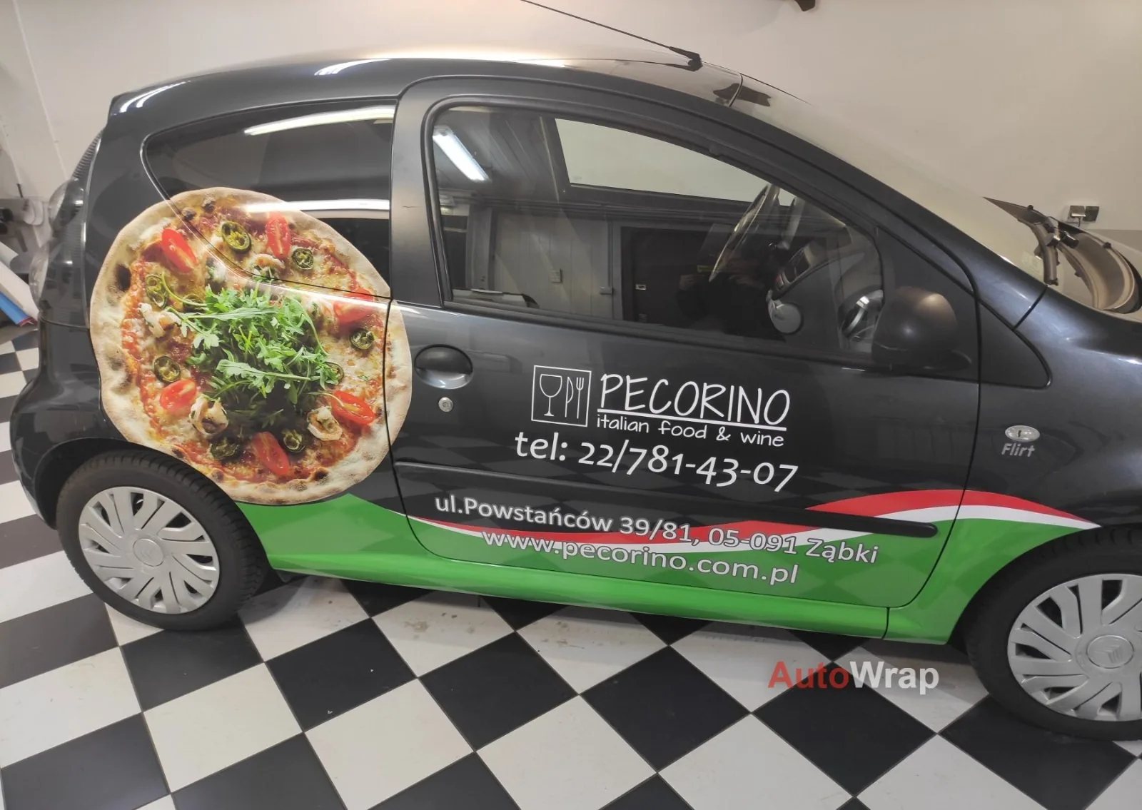 Citroën C1 oklejony grafiką reklamową restauracji