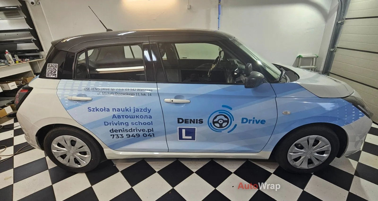 Suzuki Swift oklejony grafiką szkoły jazdy