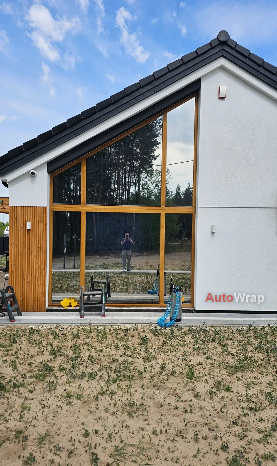 Witryna lokalu oklejona folią architektoniczną