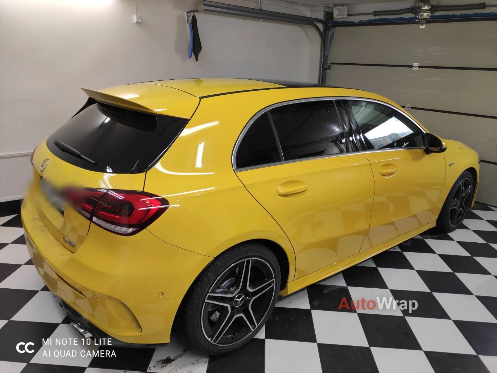 Żółty Mercedes A 35 AMG z przyciemnionymi szybami — AutoWrap Ząbki